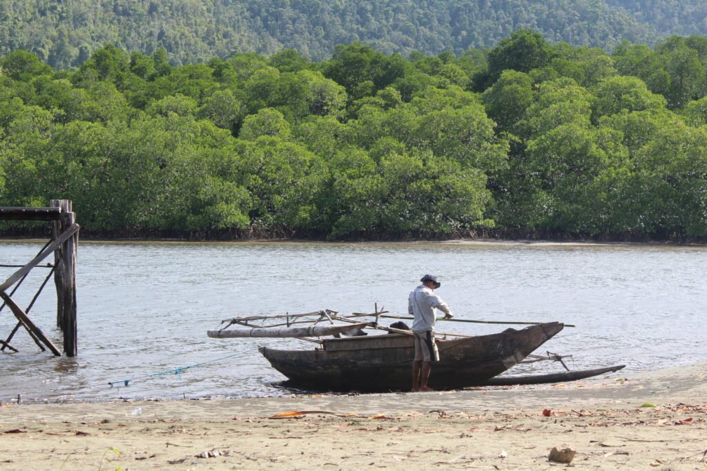 Seorang Nelayan menambatkan perahu