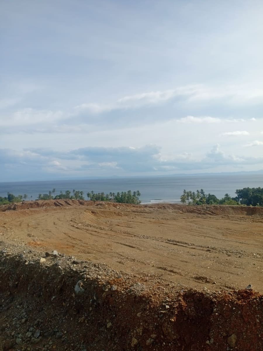 Bekas area tambang PT Sambaki Tambang Sentosa (STS) di Gunung Memeli, Kecamatan Maba, Halmahera Timur, dibiarkan terbuka tanpa pemulihan. Tidak terlihat penanaman ulang maupun pengendalian erosi di kawasan hulu yang langsung menghadap pesisir.—Dokumentasi Salawaku Institute, Januari 2026.